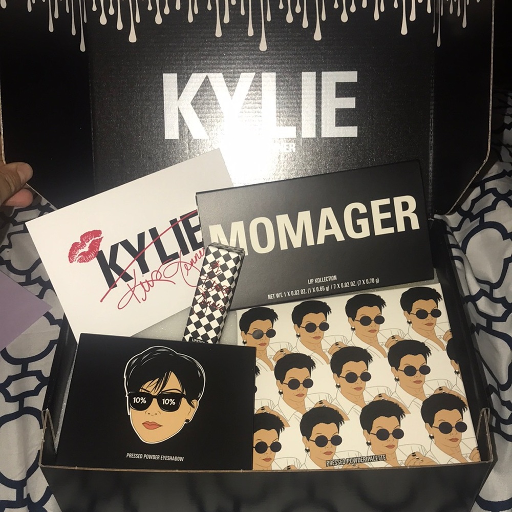 Kylie Jenner Momager kit